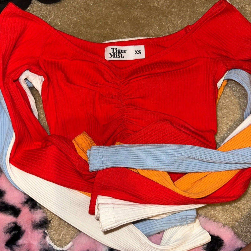 Tiger mist sweetheart long sleeve crop tops.